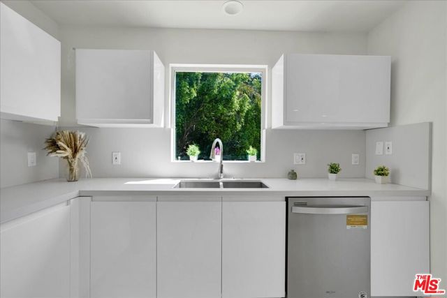 7900 Zeus Drive, Los Angeles CA: https://media.crmls.org/mediaz/4fe8dadd-63bb-4ef4-b5e9-f45b85f9f149.jpg
