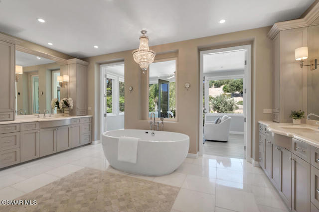 5715 Calais Court, Calabasas CA: https://media.crmls.org/mediaz/4fe92011-25f5-4001-93b1-09a606048cb8.jpg