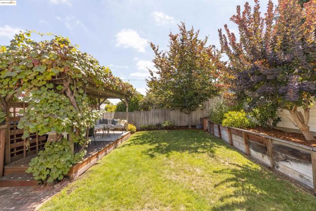 2451 Carmel St, Oakland CA: https://media.crmls.org/mediaz/4fe93685-ca06-4b21-8b5d-a5789994c425.jpg