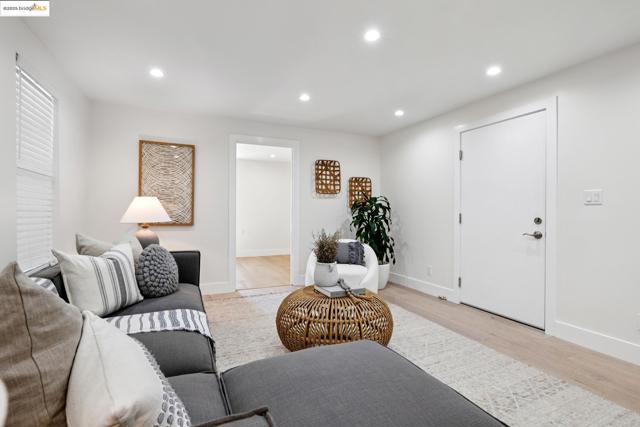 864 Arlington Ave, Oakland CA: https://media.crmls.org/mediaz/4fea05a4-9087-49d2-ae87-af0059a97a3f.jpg