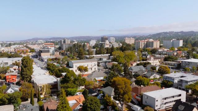 212 Ramona Street, San Mateo CA: https://media.crmls.org/mediaz/4feabad7-62c7-4152-9200-c62d8d86ed7c.jpg