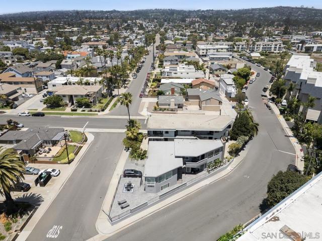 3980 Crown Point Drive, San Diego CA: https://media.crmls.org/mediaz/4feb5da9-9081-4d4a-bdad-95fdafccac12.jpg