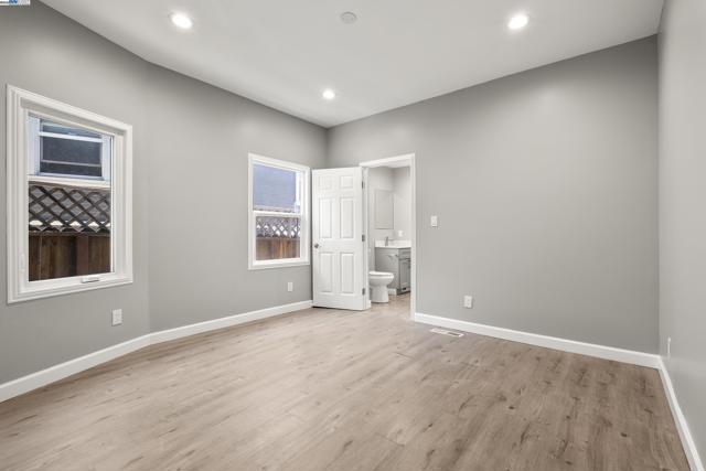 193 W Macarthur Blvd, Oakland CA: https://media.crmls.org/mediaz/4febd386-845a-4b33-a62d-089c91819241.jpg