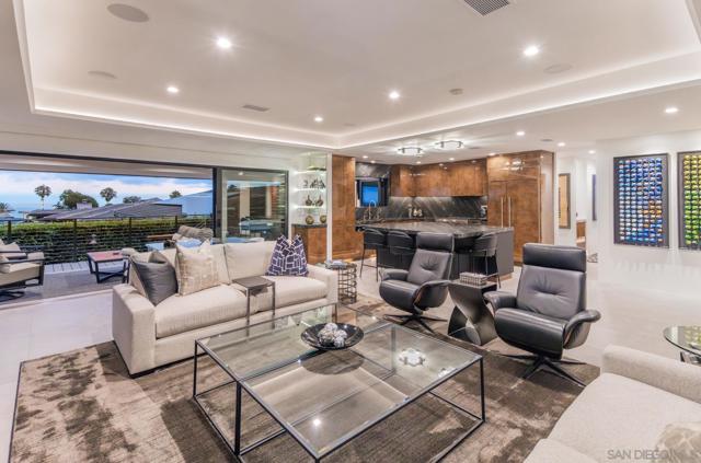 5560 Moonlight Lane, La Jolla CA: https://media.crmls.org/mediaz/4fec153d-7ef9-49a6-a93e-a21c8299fc37.jpg