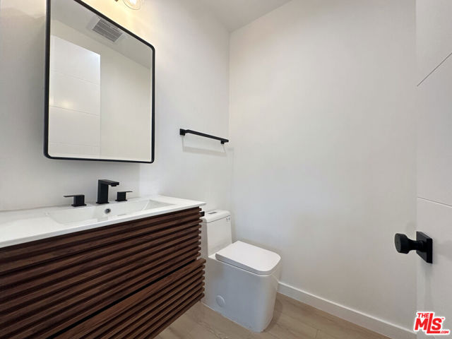 13843 Burbank Boulevard, Sherman Oaks CA: https://media.crmls.org/mediaz/4fec9aa8-6b45-45df-b328-7b5ed3ac1012.jpg