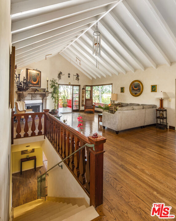 2882 Belden Drive, Los Angeles CA: https://media.crmls.org/mediaz/4fed31fa-1f59-4d18-9eef-c5036d00805c.jpg