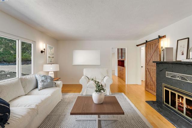 1069 Coombsville Rd, Napa CA: https://media.crmls.org/mediaz/4fed8d26-8705-4273-a840-0a5a3ed68400.jpg