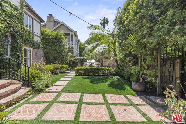 736 S Cloverdale Avenue, Los Angeles CA: https://media.crmls.org/mediaz/4fedfca6-c83f-428a-9991-e195e1acd837.jpg