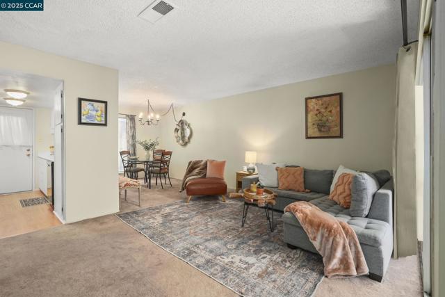 5475 Roundtree Pl, Concord CA: https://media.crmls.org/mediaz/4fee58a2-ed65-48b2-bb4e-88cb8d50e1fa.jpg