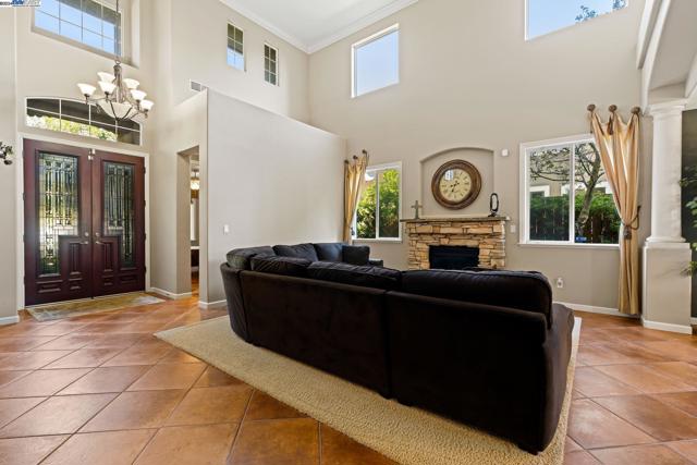 Image 4 of 60 For 1017 Vineyard Dr