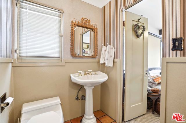 1326 Cordova Avenue, Glendale CA: https://media.crmls.org/mediaz/4fee9da7-38ec-4e8a-bab2-09d978df5793.jpg