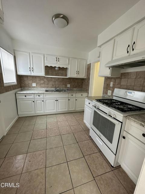 135 N Roosevelt Avenue, Oxnard CA: https://media.crmls.org/mediaz/4feea379-0c3f-48a6-8003-a690820ee632.jpg