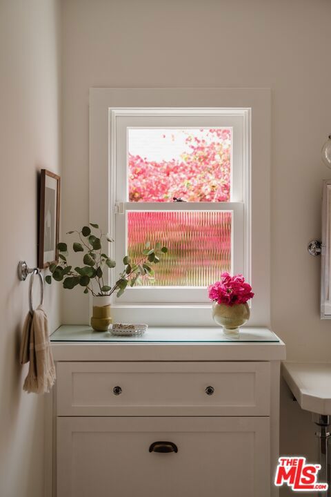 226 N Arden Boulevard, Los Angeles CA: https://media.crmls.org/mediaz/4feeabc8-e3bc-4cee-962f-c35ec4881b05.jpg