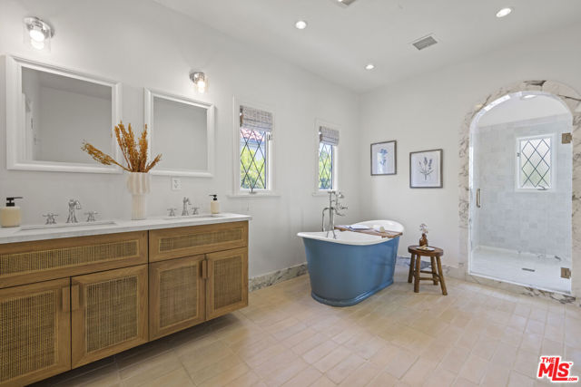736 S Cloverdale Avenue, Los Angeles CA: https://media.crmls.org/mediaz/4feec23d-f989-42cc-ac92-0900f20045cd.jpg