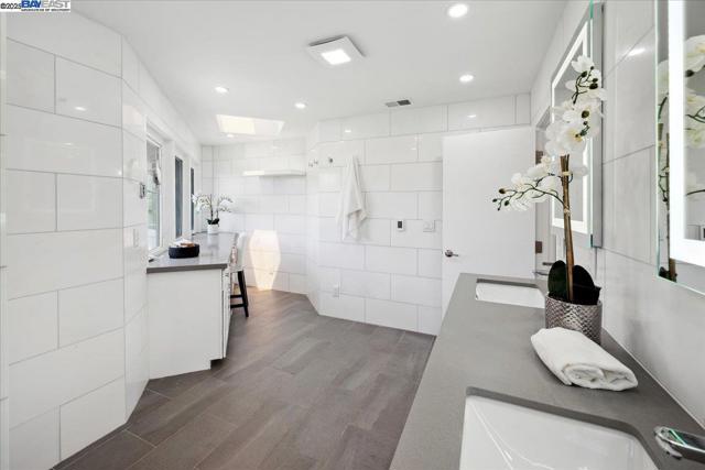 325 Bollinger Estates Ct, San Ramon CA: https://media.crmls.org/mediaz/4feee4d1-6aad-437e-8a19-4daf8cd433b2.jpg