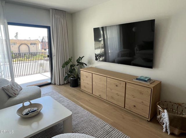 5135 w W Wooley Road, Oxnard CA: https://media.crmls.org/mediaz/4fef9daf-1061-460c-9ad3-0da112f21af9.jpg
