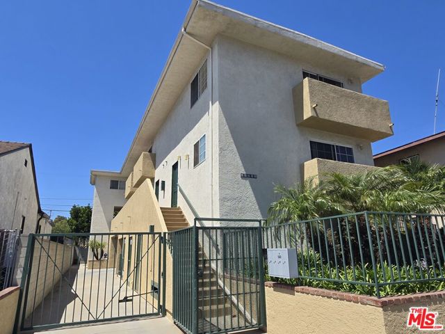 10809 Palms Boulevard, Los Angeles CA: https://media.crmls.org/mediaz/4fefa50d-9672-43fc-bfef-c706baf581ff.jpg