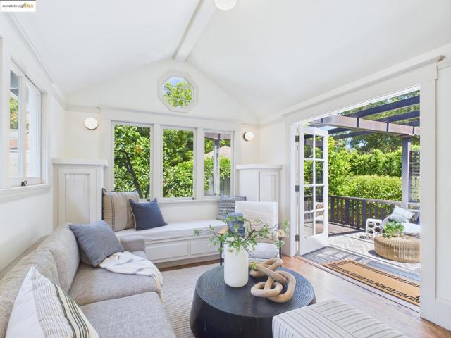 5920 Ivanhoe Rd, Oakland CA: https://media.crmls.org/mediaz/4fefc431-0fc0-4c3d-a54b-42fe320a053d.jpg