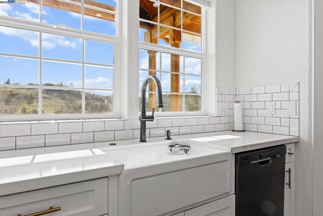 Image 22 of 47 For 1761 Springvale Rd