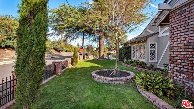 4559 Morella Avenue, Valley Village CA: https://media.crmls.org/mediaz/4ff1606b-cbed-4277-b103-e7ea22767dd6.jpg
