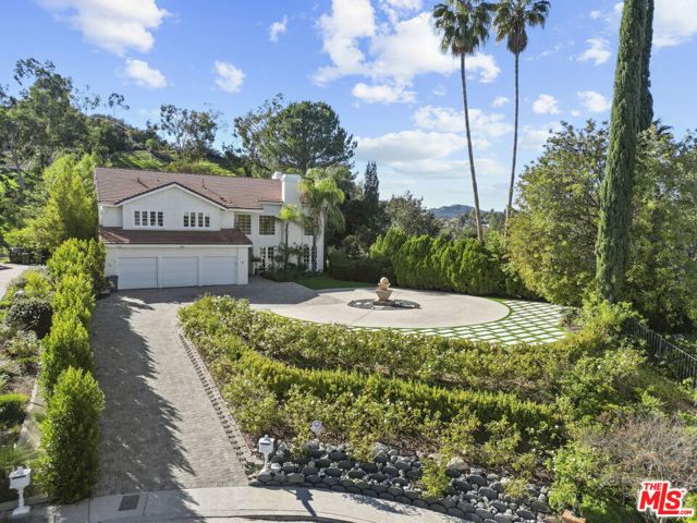 22241 Alizondo Drive, Woodland Hills CA: https://media.crmls.org/mediaz/4ff1730c-e97b-4bfb-b6bb-401e94d28d91.jpg
