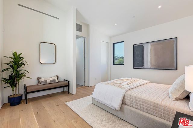 2831 Malcolm Avenue, Los Angeles CA: https://media.crmls.org/mediaz/4ff25e47-660a-4637-846b-80296c75c1e7.jpg