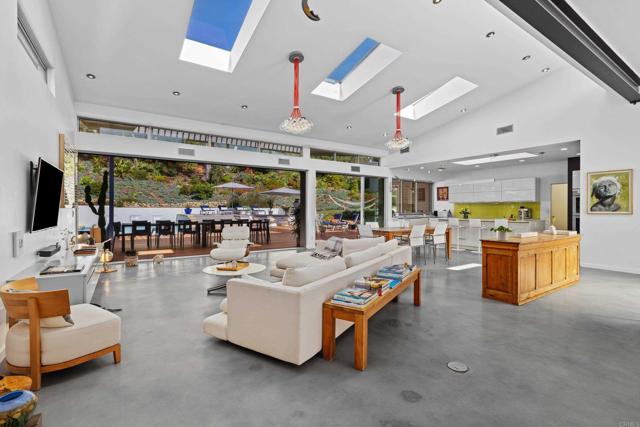 6672 Avenida Andorra, La Jolla CA: https://media.crmls.org/mediaz/4ff27ab7-cf1c-4eb7-a41a-6795771a62f0.jpg