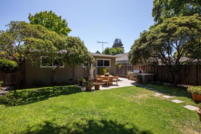 819 Laurel Avenue, Menlo Park CA: https://media.crmls.org/mediaz/4ff331d6-2fa0-40b6-8081-402f0847a13e.jpg