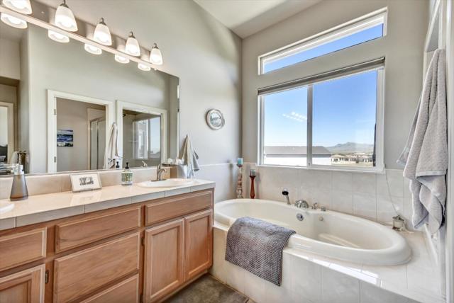 525 Heatherwood Estates Drive, Hollister CA: https://media.crmls.org/mediaz/4ff37f6d-36d6-43a3-b671-768ef54d28ec.jpg