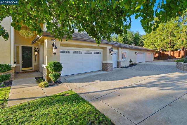 1975 Holly Creek Pl, Concord CA: https://media.crmls.org/mediaz/4ff3bd3d-9d04-41ea-b870-4a43fe666164.jpg