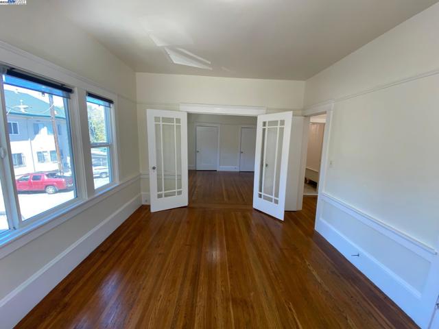 2004 Park Blvd, Oakland CA: https://media.crmls.org/mediaz/4ff3f017-a21d-44b8-93ae-7e774a94d743.jpg