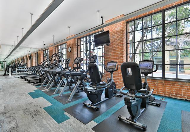 500 W Harbor Dr, San Diego CA: https://media.crmls.org/mediaz/4ff41694-fb3e-4b71-9886-ee1db30348f2.jpg