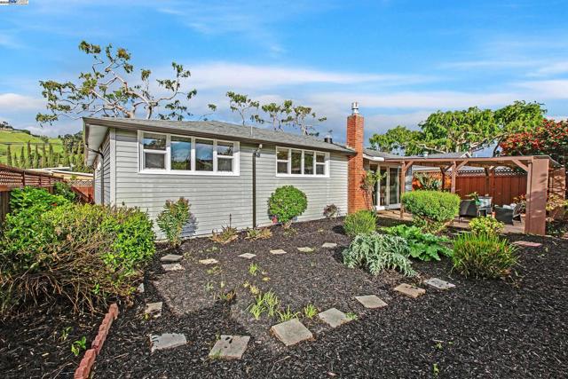 30847 Prestwick Ave, Hayward CA: https://media.crmls.org/mediaz/4ff45b56-c327-40f8-afa7-09c13c7e6413.jpg