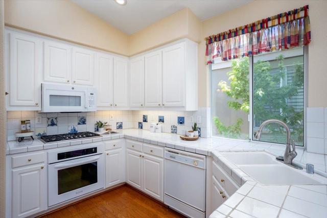 25 Windcrest Lane, South San Francisco CA: https://media.crmls.org/mediaz/4ff45cd7-0e22-4626-9e44-71564cd0c444.jpg