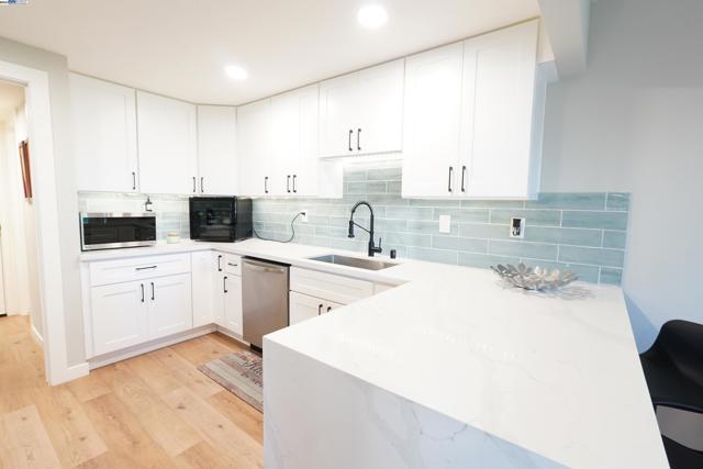 Image 10 of 29 For 19007 Mount Hood Way