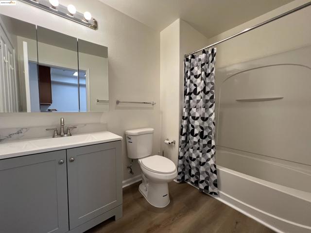989 Franklin St, Oakland CA: https://media.crmls.org/mediaz/4ff4fd59-44a3-4b30-bee2-8cbcb641ff95.jpg