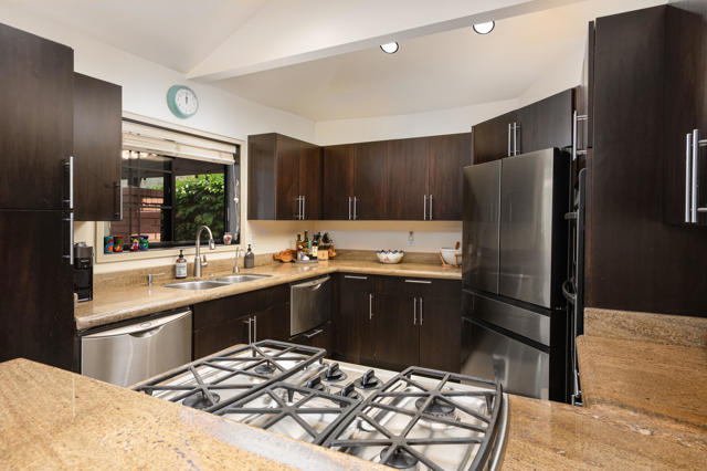 2345 S Cherokee Way, Palm Springs CA: https://media.crmls.org/mediaz/4ff54975-f889-4a21-b9c0-77a5fed0b2fa.jpg