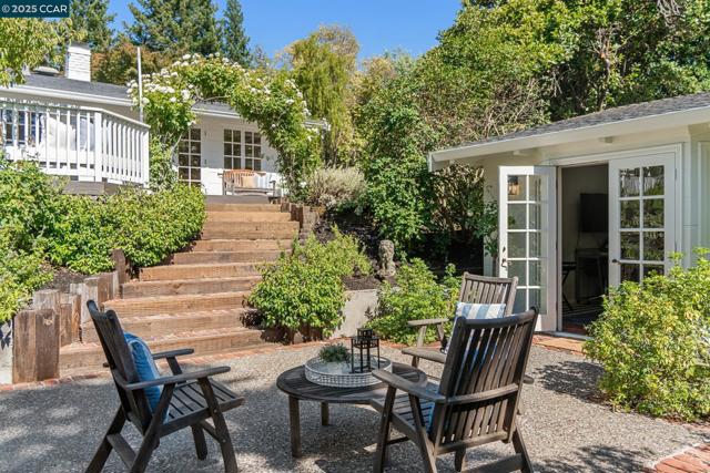 645 Los Palos Dr, Lafayette CA: https://media.crmls.org/mediaz/4ff56823-b9fa-4a23-a6fd-74c76c0a8c34.jpg