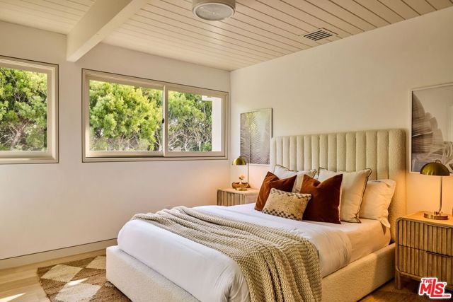 23515 Malibu Colony Road, Malibu CA: https://media.crmls.org/mediaz/4ff60c1c-ba00-41c5-9e30-10ce5d4c70c2.jpg