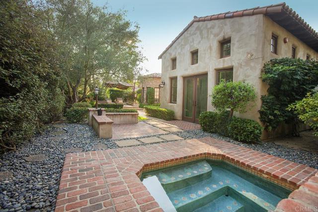 7031 Calle Portone, Rancho Santa Fe CA: https://media.crmls.org/mediaz/4ff79191-d6c6-4649-8acd-041928984d96.jpg