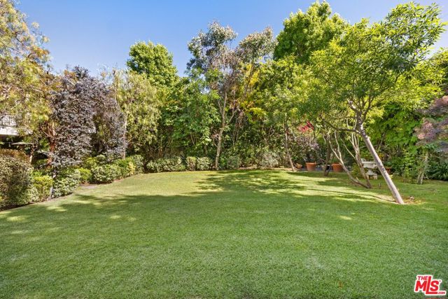 625 Foothill Road, Beverly Hills CA: https://media.crmls.org/mediaz/4ff7bf7a-02f5-4d4c-8d93-f946e3a04f42.jpg