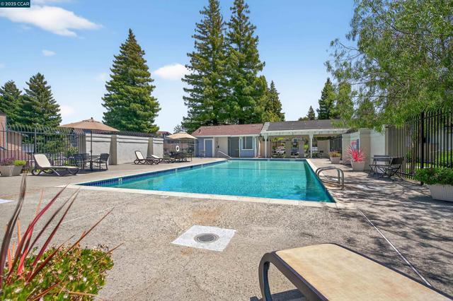 15 Glenwood, Hercules CA: https://media.crmls.org/mediaz/4ff84572-1ed4-4e43-a4af-56eb04c474ca.jpg