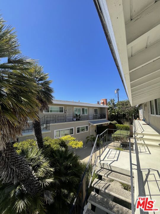 8420 Gulana Avenue, Playa del Rey CA: https://media.crmls.org/mediaz/4ff9ba06-e110-41c3-8eaa-2767cb4411cf.jpg