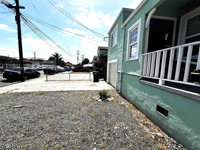 1933 103rd. Ave., Oakland CA: https://media.crmls.org/mediaz/4ffa06e9-6e19-4800-8afd-3e5f91de67e2.jpg