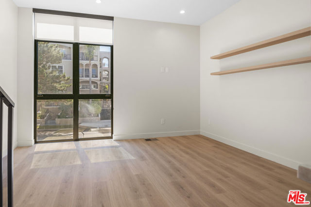 426 Arnaz Drive, Los Angeles CA: https://media.crmls.org/mediaz/4ffa6b33-6b9f-4c49-b91d-6dc15699467e.jpg