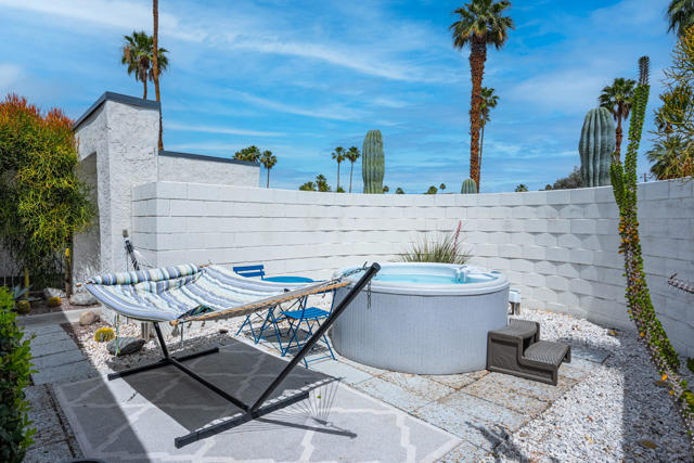 913 Arroyo Vista Drive, Palm Springs, CA 92264