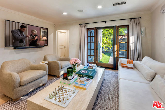 338 Westbourne Drive, West Hollywood CA: https://media.crmls.org/mediaz/4ffcbc87-8732-4953-bd84-602ba48dfcf2.jpg