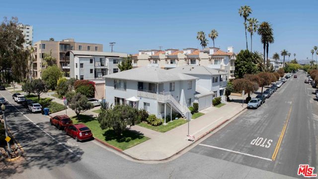 231 California Avenue, Santa Monica CA: https://media.crmls.org/mediaz/4ffce6ed-7444-411c-8769-9e5b6d3a597c.jpg
