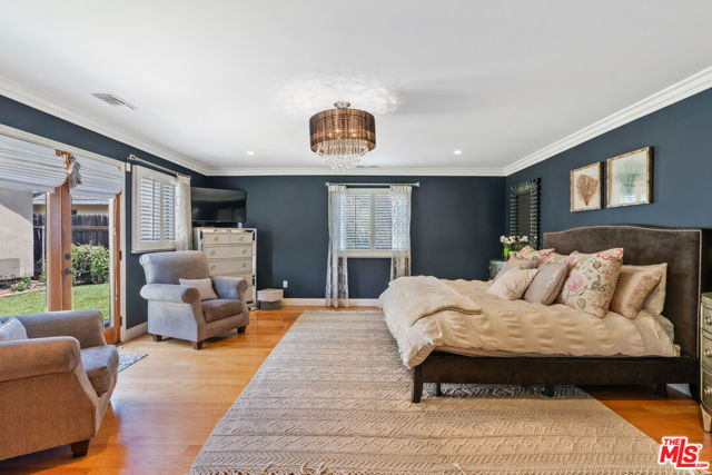 1865 E Villa Street, Pasadena CA: https://media.crmls.org/mediaz/4ffd6078-3e8b-4059-805d-08c4a8c2ca03.jpg