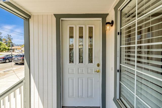 2940 Somerset Ave, Castro Valley CA: https://media.crmls.org/mediaz/4ffef9af-5571-4951-bba9-73d83f137e52.jpg